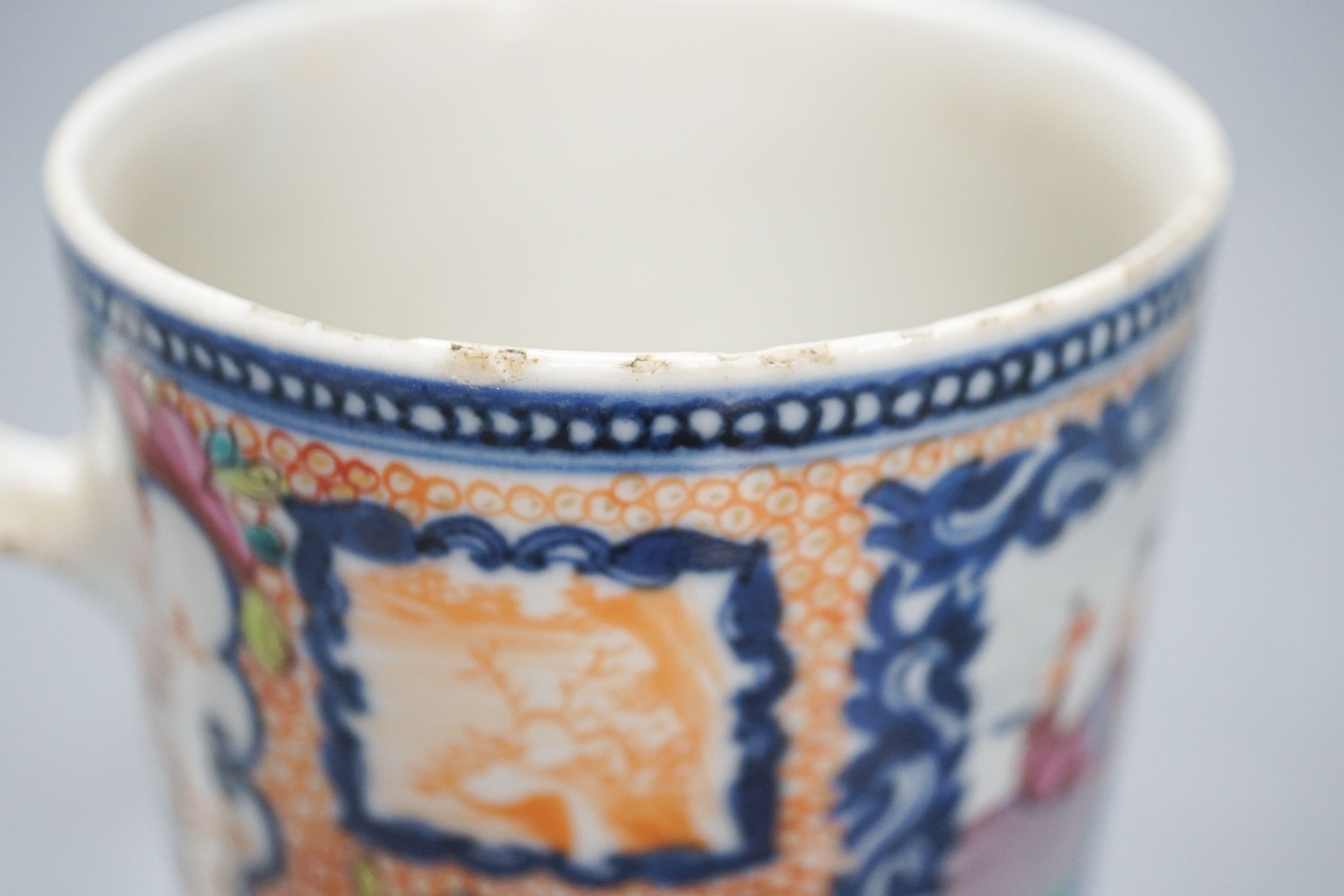 A Chinese export Mandarin pattern mug, Qianlong period, height 11cm